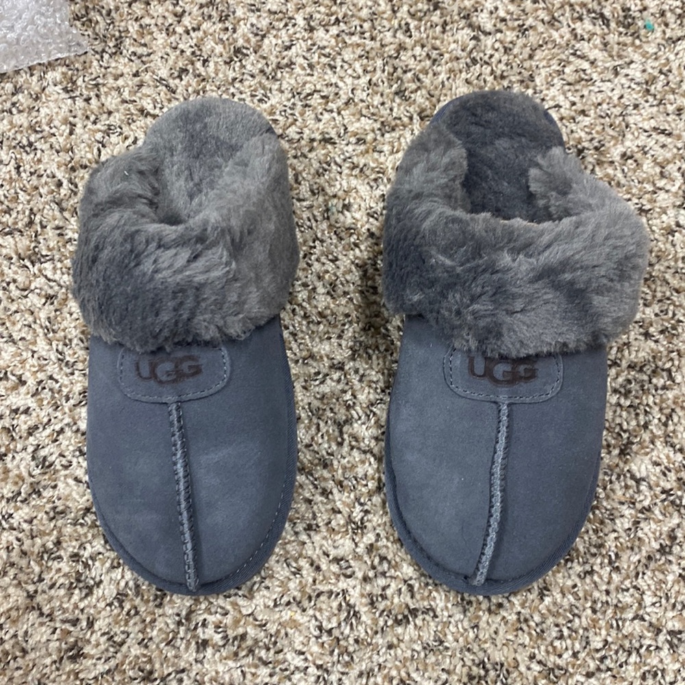 Woman’s UGG slippers size 8
